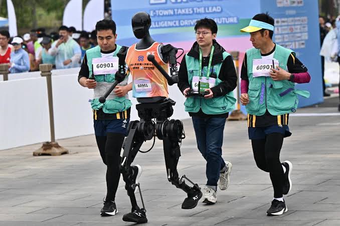 Robots Join Thousanss of Runners in Beijing’s Advanced Half Marathon.